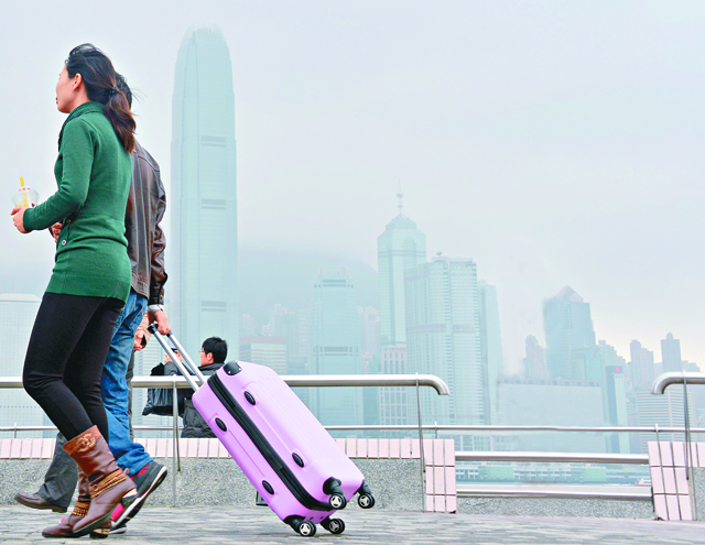訪港人次跌4.5%人均消費跌8.7% 旅業衰3年未見底