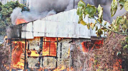鐵皮屋陷於火海，猛烈焚燒。（fb專頁「東北告急，無你點得？」圖片）