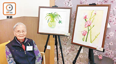 九十四歲的黃婆婆的兩幅得意畫作在中心舉辦的畫展展出。（黃凱翎攝）