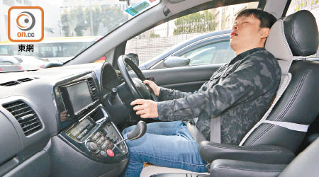 睡眠窒息症患者日間易感疲倦，有機會於駕車中途睡着。（陳章存攝）