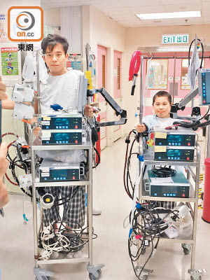 池志燊（左）與十歲的鄧啟謙（右）等待心臟移植期間，守望相助。