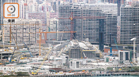 內地專家炮轟港方的高鐵進度落後，一地兩檢又懸而未決，認為中央政府對香港「太嬌慣」。