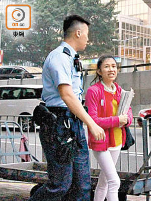 警員到場向遇劫台灣女子（右）了解經過。（劉子文攝）