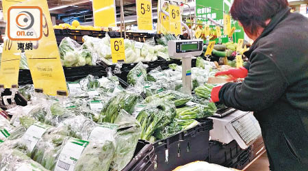 有調查指超市把蔬菜等食物包膠發售，造成浪費。（黃雄攝）