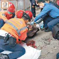 救護員在現場為墮樓工人急救。（讀者提供）