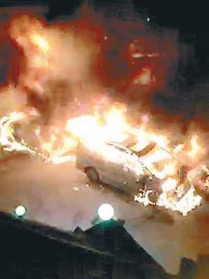 錦田有兩車陷入火海，猛烈焚燒。（互聯網圖片）