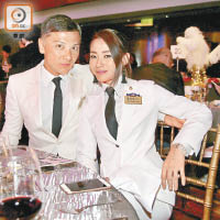 副主席陳祖恆（左）穿上幾年前結婚時嘅白西裝，與太太沈依紅襯埋一套。