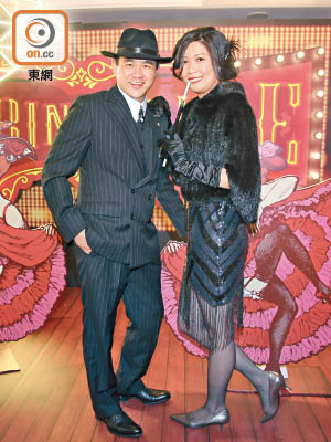 東華三院周年慈善晚宴<br>總理李曠怡（左）及女友Anita（右）稱芝加哥造型最方便，梗有一套喺屋企。