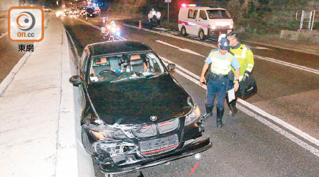 警員在損毀的房車旁調查。（黃永健攝）