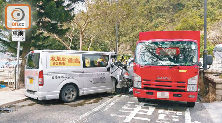 客貨車猛撼對面線貨車。