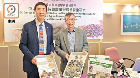 林漢明（右）與他的團隊過去十年在甘肅成功研究兩種抗旱大豆。（關琛詩攝）