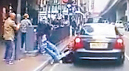 涉事男子跌出馬路險被車撞。（fb「事無大小交通資訊情報區」影片截圖）