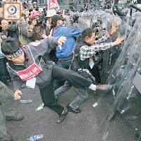 ○五年在香港舉行的世貿會議場外爆發激烈衝突，但當局亦未有引用暴動罪檢控韓農。