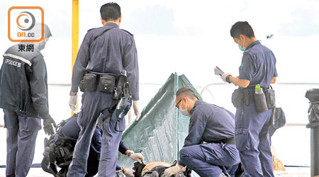 撈起的浮屍證實為早前偕妻跳橋的男子。（曾志恒攝）