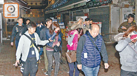 荃灣<br>被捕男女魚貫被帶走。