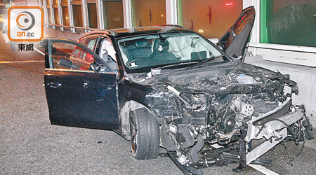 肇事私家車毀爛不堪。（楊日權攝）