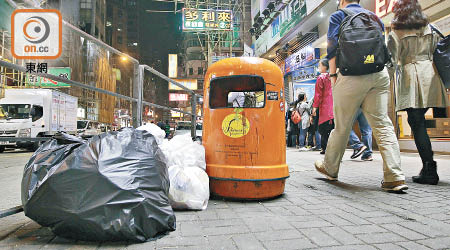 眾多疑團未解，令人擔心推行垃圾徵費時出現垃圾滿街的情況。（袁志豪攝）