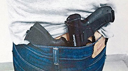 海關人員在陳智勇腰間繳獲兩支仿真氣槍。（互聯網圖片）