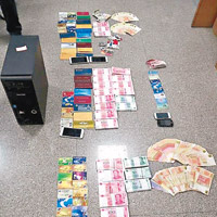 警方在行動中繳獲大批現鈔及信用卡，包括大量港幣。（互聯網圖片）