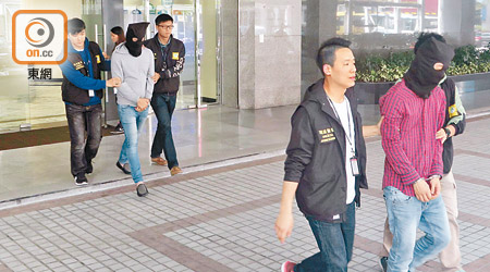 兩名涉案馬來西亞籍男子被司警帶走。