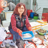 魚檔檔主張女士歡迎顧客自備環保袋及食物盒。
