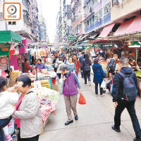 街市「派膠」情況嚴重，不少人買餸都手執數個膠袋。