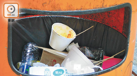 小食店門外的垃圾桶，塞滿發泡膠碗等即棄餐具。