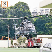 政府飛行服務隊出動多架次直升機到場救援。（馮溢華攝）