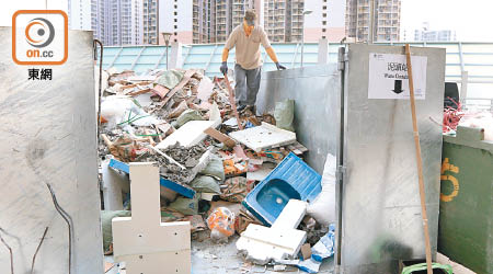 安達邨居民將門、鋅盆及洗手盆等單位設施拆卸，丟到樓下收集建築廢物的回收站。