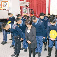 田心分局局長帶領三十多名消防員默哀。