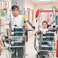 池志燊（左）與鄧啟謙（右）等換心期間，在醫院互相扶持打氣。（資料圖片）