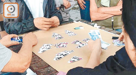 有賭客將一小疊二十元紙幣放於枱上，公然在公園內賭錢。