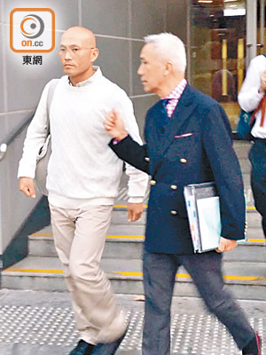 首被告消防員陳賢進（左）昨被裁定兩罪成立，准保釋候判。（何全泰攝）
