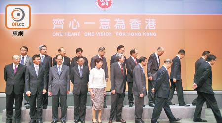 林鄭（前排中）當選特首，料現屆政府最少八名司局長離任。