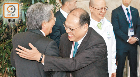 作為林鄭月娥競選團隊的林大輝，仍大方與林鄭對手曾俊華握手擁抱。