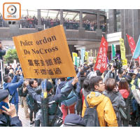 民陣成員企圖衝出示威區時，警方高舉黃旗警告。