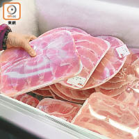 沙田一間街市的凍肉檔口疑出售沒有貼上食物標籤的包裝黑毛豬凍肉。