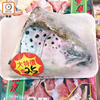 有凍肉店將冷藏的三文魚頭包裝好，並只用手寫上價錢，沒有其他資料。