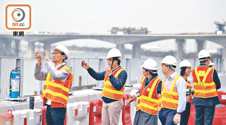立法會議員視察港珠澳大橋香港口岸的工程進度，有議員質疑人工島未必能在今年底前完工。（高嘉業攝）