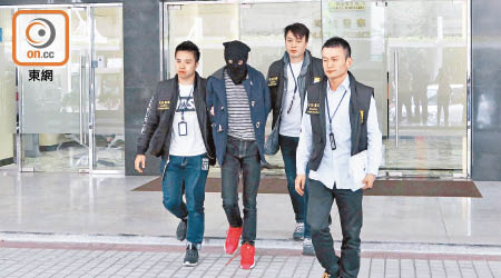 涉販毒香港模特兒被司警帶走。