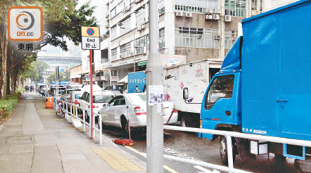 大圍成運路的咪錶泊位，被長期霸佔作維修及洗車用途。