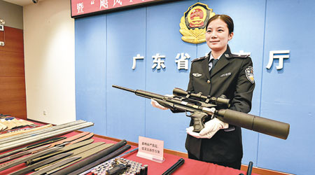 公安廳展示檢獲的槍械及刀具。（互聯網圖片）