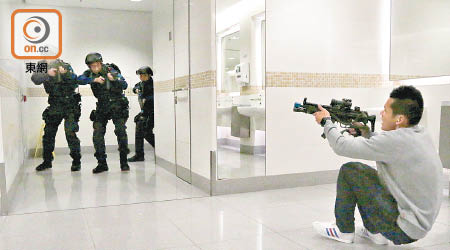 機場<br>警員與「槍手」對峙。（梁國雄攝）