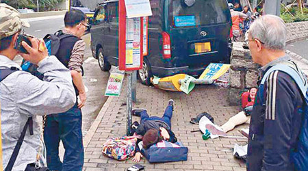 候車女乘客捱撞受傷倒地，神情痛苦。（互聯網圖片）