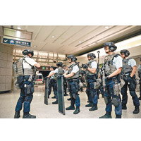 演習是模擬警方收到情報，指港鐵九龍站發生襲擊事件，大批警員到場戒備。（香港警察facebook圖片）
