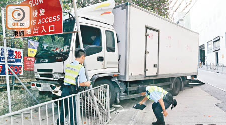 警員檢查肇事貨車。（梁裔楠攝）