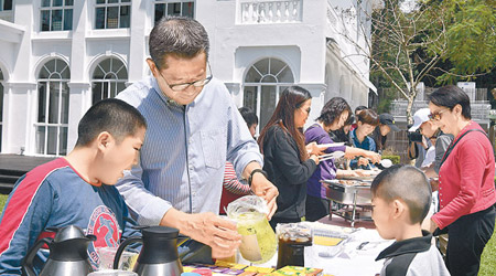 陳茂波日前邀請基層市民到訪官邸。（互聯網圖片）