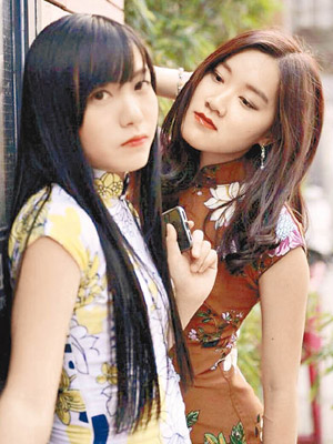 游蕙禎（左）拍攝旗袍照，隨即惹起網民熱論。（互聯網圖片）