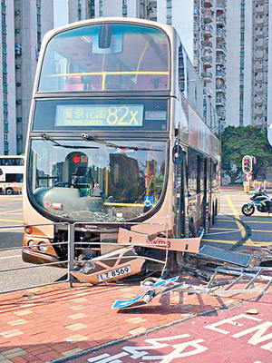 巴士車頭損毀，鐵欄路牌被掃爛。（互聯網圖片）