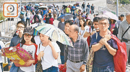 清明節烈日當空，卻無阻孝心，市民徒步上山人龍延綿至山腳。（李志湧攝）